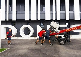 Trabajadores de la empresa granadina Cariño, en la mudanza al edificio UGR Dones de la Citai, en septiembre del año pasado.