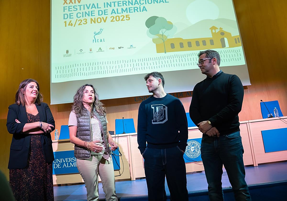 Los universitarios disfrutan de la película 'Enemigos', de David Valero, en su Aula del Cine