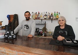 Gabriel Castro y su madre, Marta Orpi, al frente del negocio.