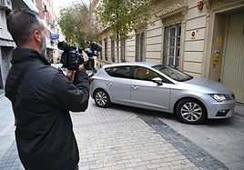 Llegada a la Diputación de uno de los vehículos del dispositivo de la UCO.