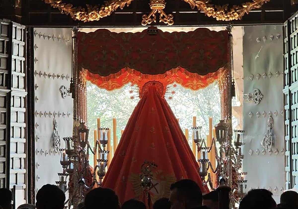 La Banda de los Dolores tras el palio de Nuestra Señora de los Dolores