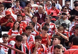 Aficionados del Granada durante un partido anterior.