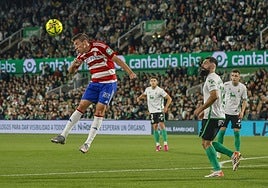 El rojiblanco Rubén Alcaraz despeja un balón contra el Racing.