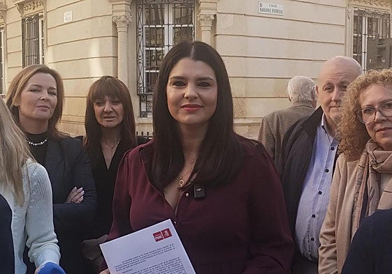 Noemí Cruz, con diputados provinciales del PSOE, frente al Palacio Provincial.