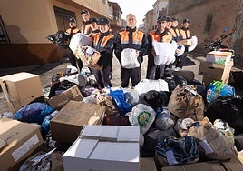 Voluntarios de Protección Civil de Las Gabias cargan la ropa recaudada estos días