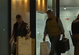 Agentes de la UCO, a su salida del edificio de Fomento de la Diputación de Almería.