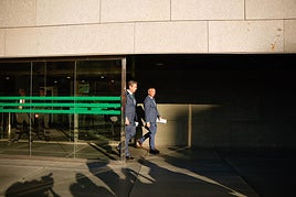 Los abogados de Giménez y García, Basilio Casanueva y Joaquín Monterreal, a la salida de la Ciudad de la Justicia.