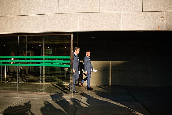 Los abogados de Giménez y García, Basilio Casanueva y Joaquín Monterreal, a la salida de la Ciudad de la Justicia.