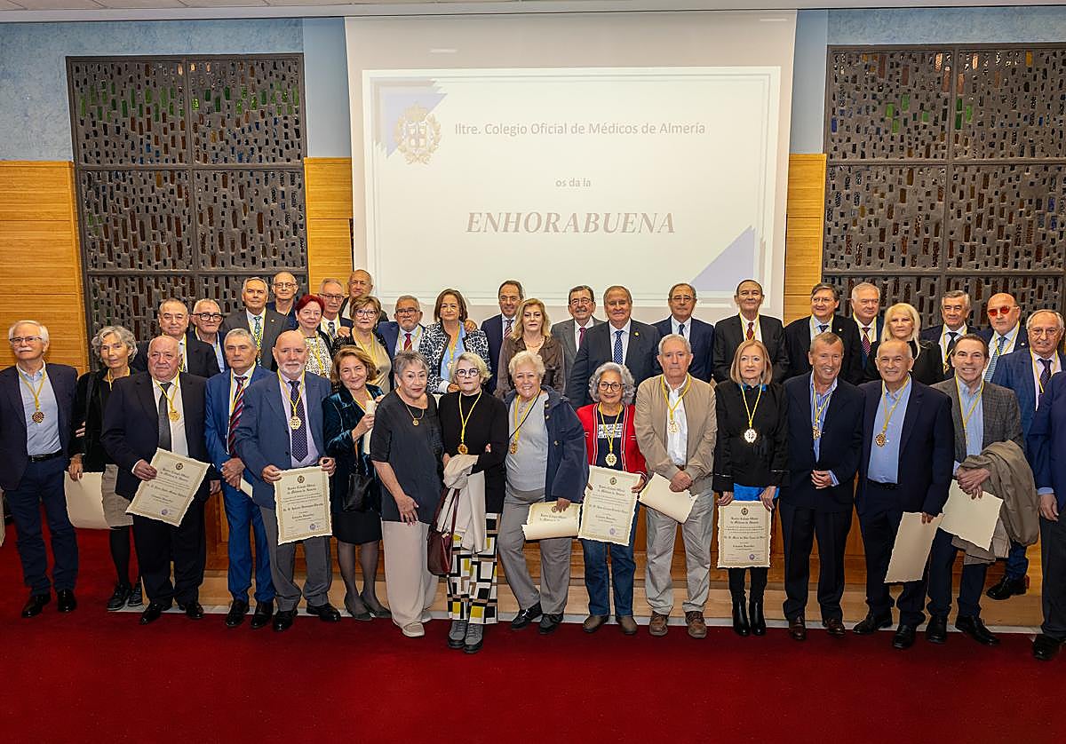 El Colegio de Médicos de Almería celebra el acto homenaje a los Colegiados Honoríficos
