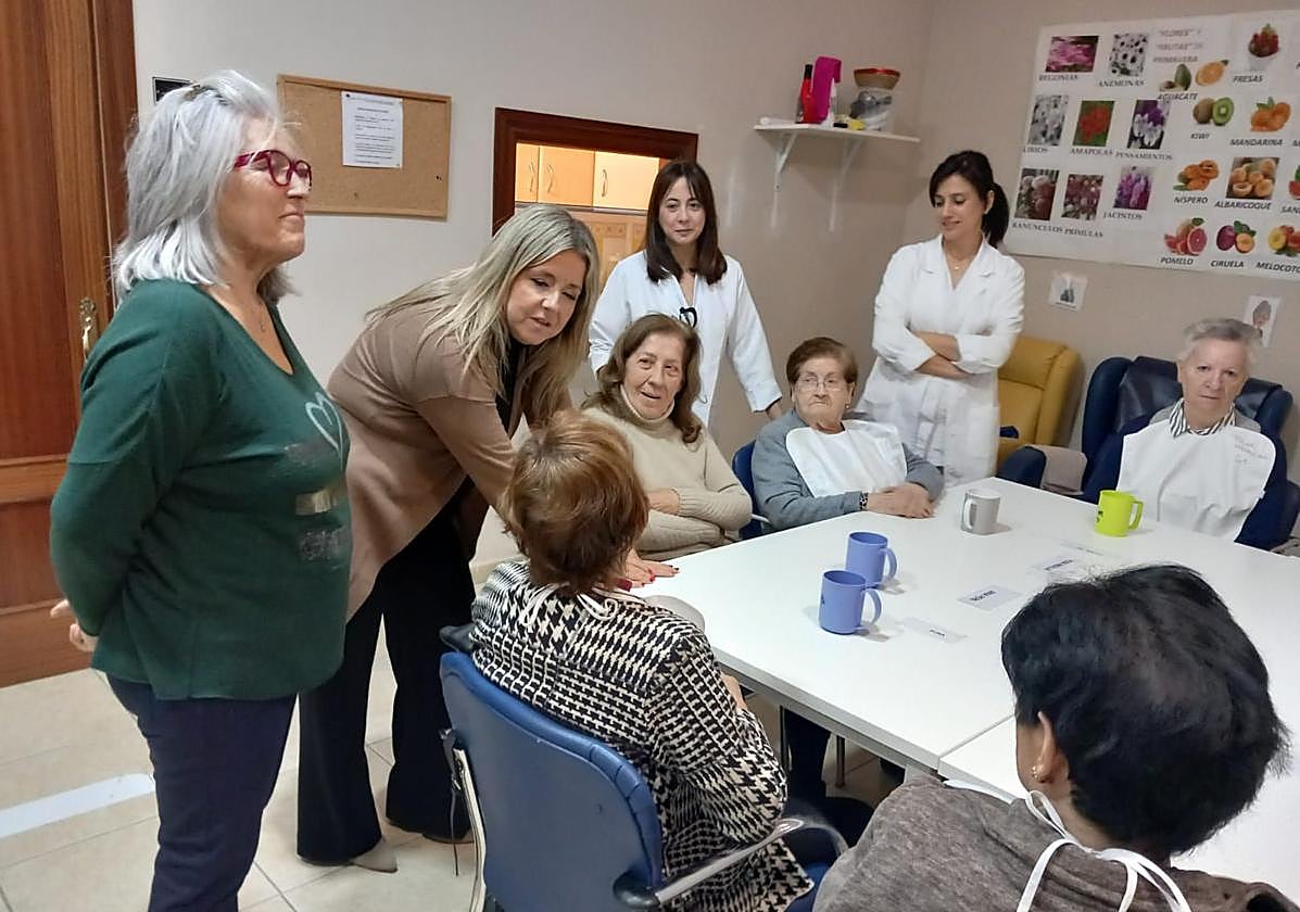 La delegada Elena González ha visitado la Asociación Alzheimer 21 de Septiembre de Úbeda.
