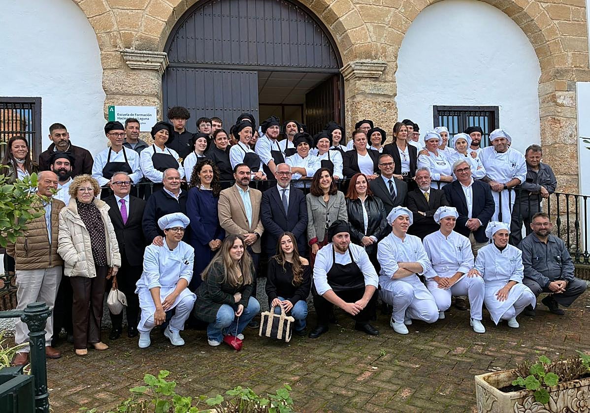 La consejera de Empleo, autoridades y alumnado de la Escuela de Hostelería La Laguna.