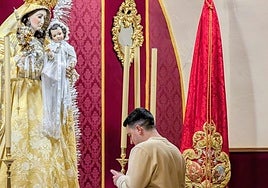 Elías Santiago Vico ante Nuestra Señora de la Granada