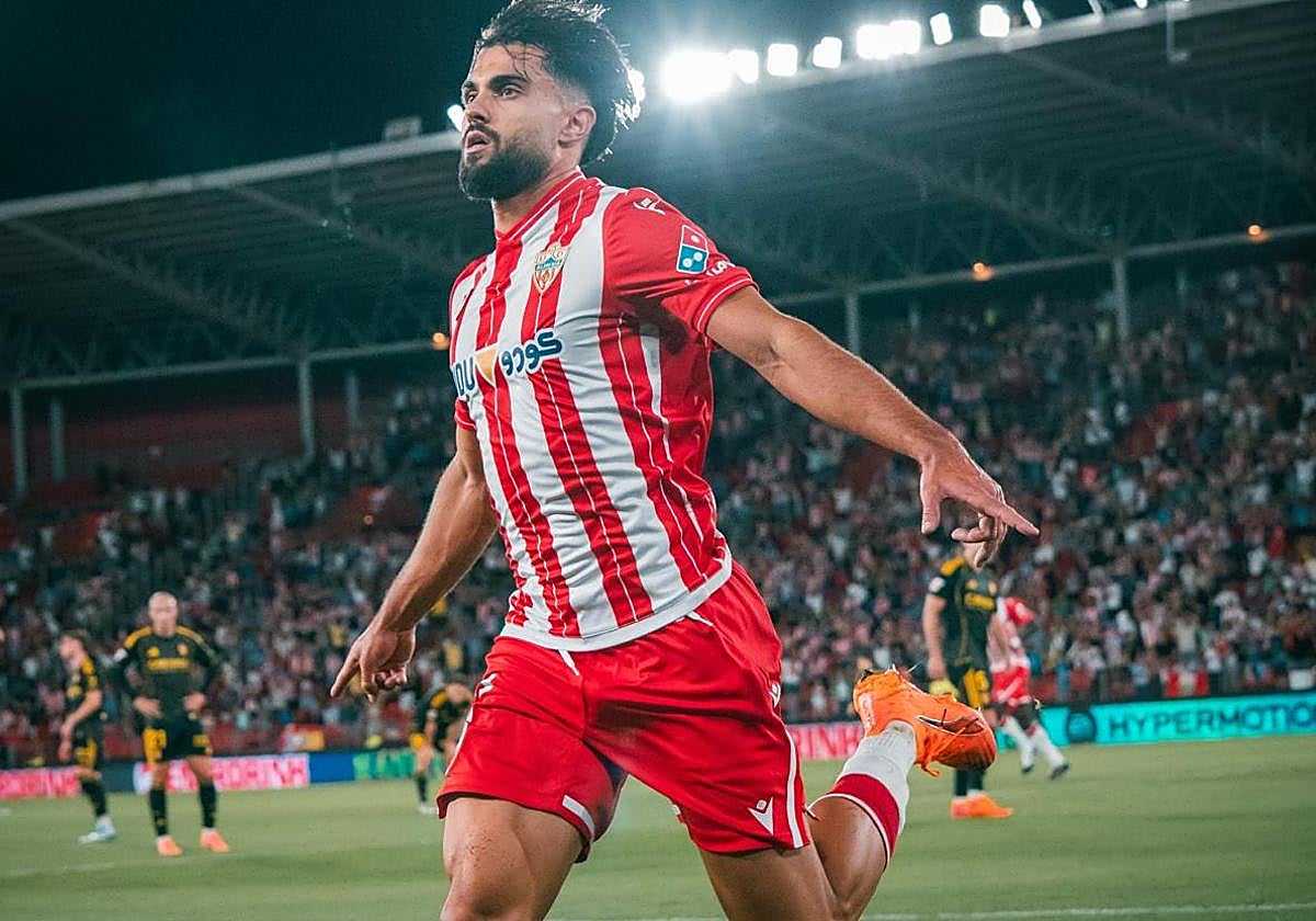Arnau celebrando un gol con la UD Almería