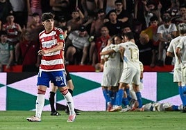 Pablo Sáenz, durante la celebración de uno de los goles del Deportivo en Los Cármenes esta temporada.