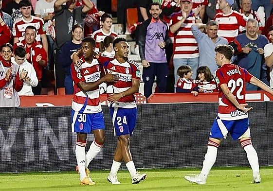 Siren Diao celebra con Loïc Williams su gol al Córdoba.