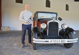 El encargado de la Hacienda Señorío de Nevada, Antonio Jimeno, junto a la camioneta