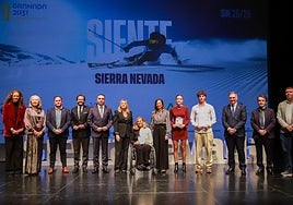 Foto de familia con premiados e instituciones.