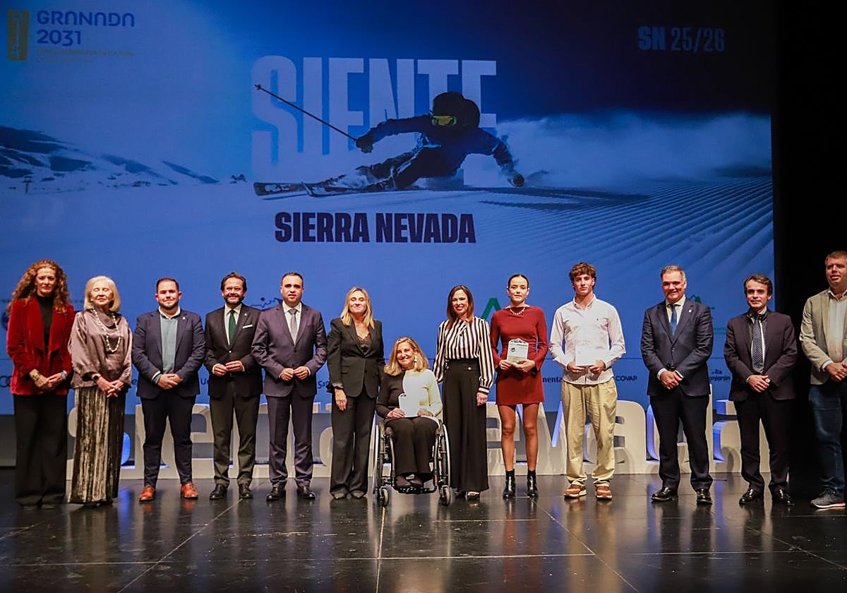 Foto de familia con premiados e instituciones.
