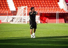 Rubi dirigiendo un entrenamiento del Almería