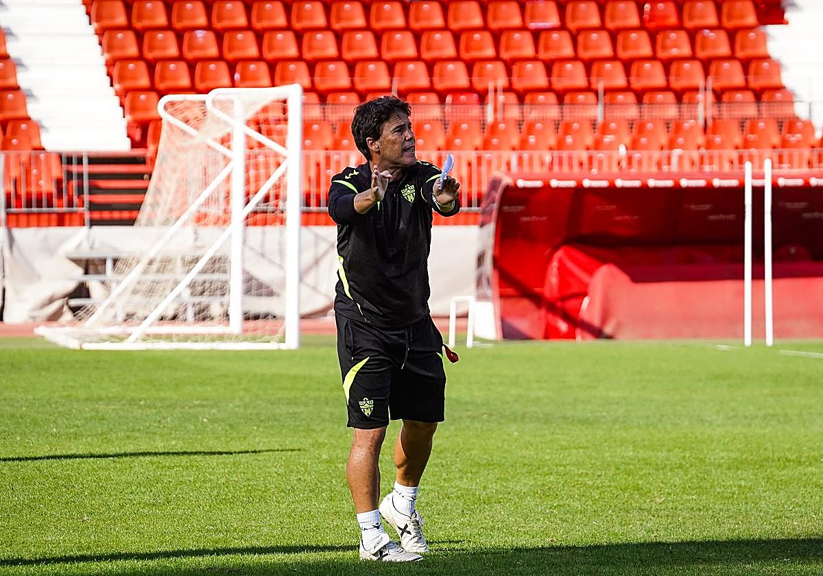 Rubi dirigiendo un entrenamiento del Almería