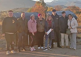Foto de familia tras la intervención en la entrada de la urbanzación de Cerro Molina.