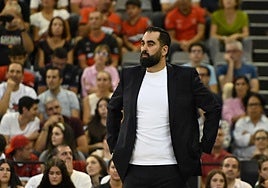 Ramón Díaz, serio en la banda del Palacio.