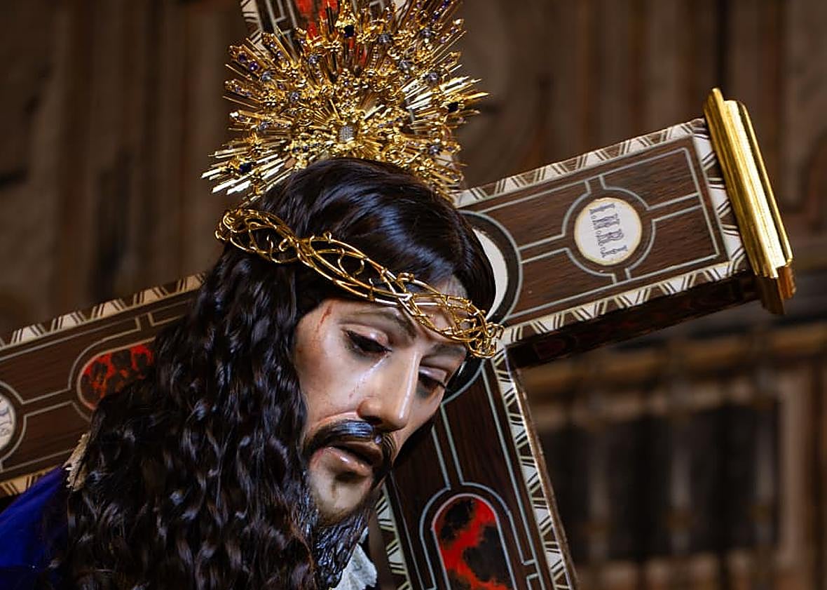 Imagen principal - El Señor de las Tres Caídas porta la nueva cruz