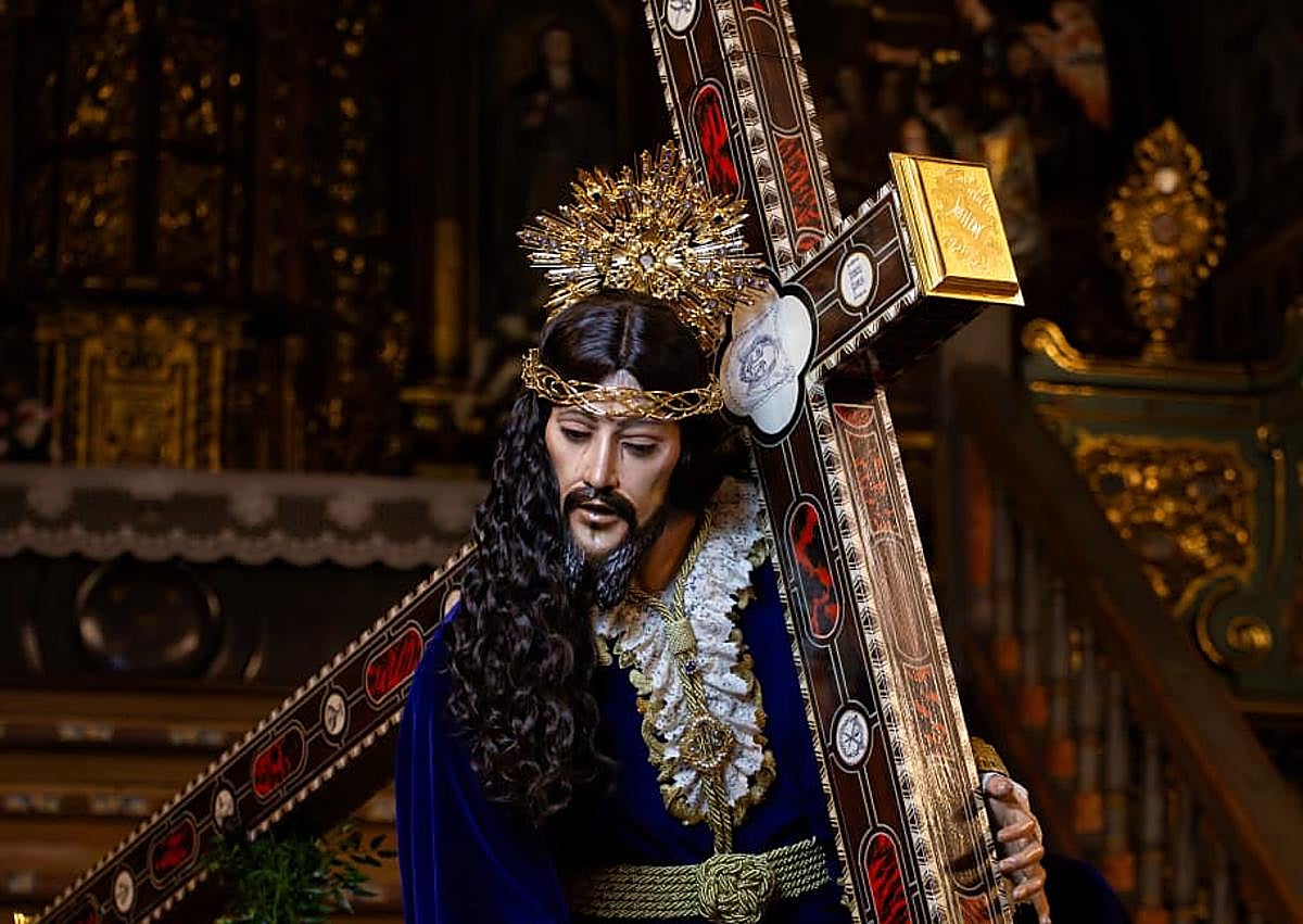 Imagen secundaria 1 - El Señor de las Tres Caídas porta la nueva cruz
