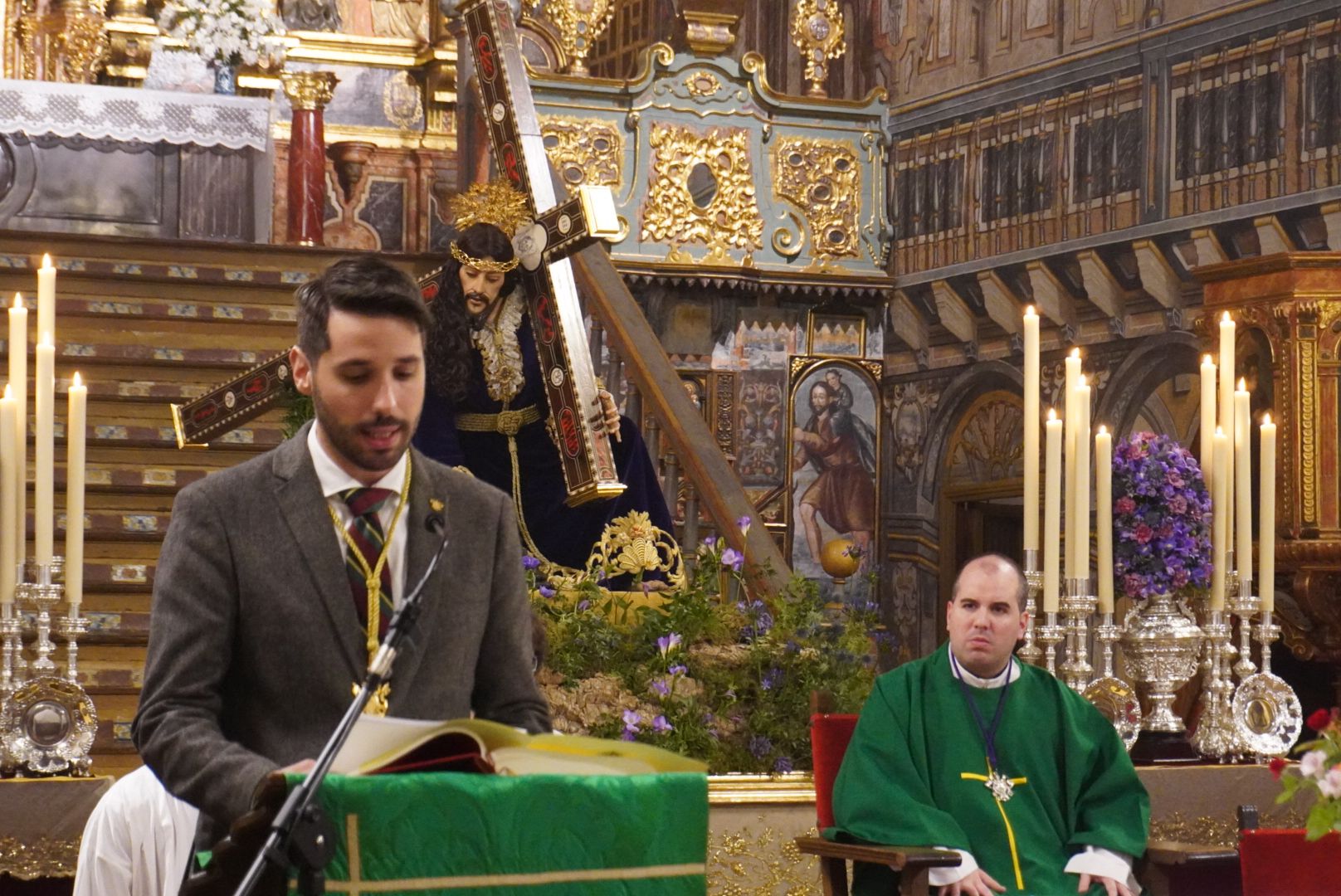 Antonio Martín Rubio, hermano mayor de la corporación, destacó en la presentación la importancia histórica y simbólica de la cruz