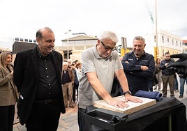 Leo Harlem deja su huella a las puertas del Teatro Apolo como Premio de Honor de Fical