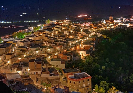Imagen nocturna de la localidad de Abrucena.