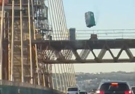 Cae un aseo portátil desde gran altura en mitad del Puente del Centenario de Sevilla