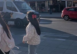 Dos niñas caminan frente al furgón de la Guardia Civil en la sede judicial.