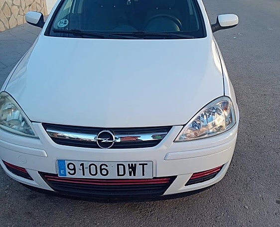 Vehículo robado en una carretera secundaria en dirección a Fuente Vaqueros.