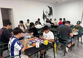 Imagen de una zona de juego de cartas y juegos de rol.