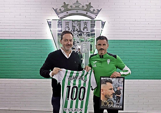 El exrojiblanco Antonio Fernández Monterrubio reconoce a Iván Ania por su centenario.