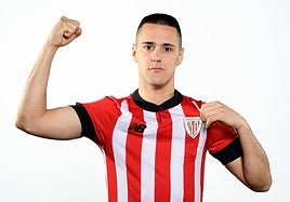 El Athletic prioriza el traspaso de Izeta, delantero deseado por el Granada CF y por más de media Segunda