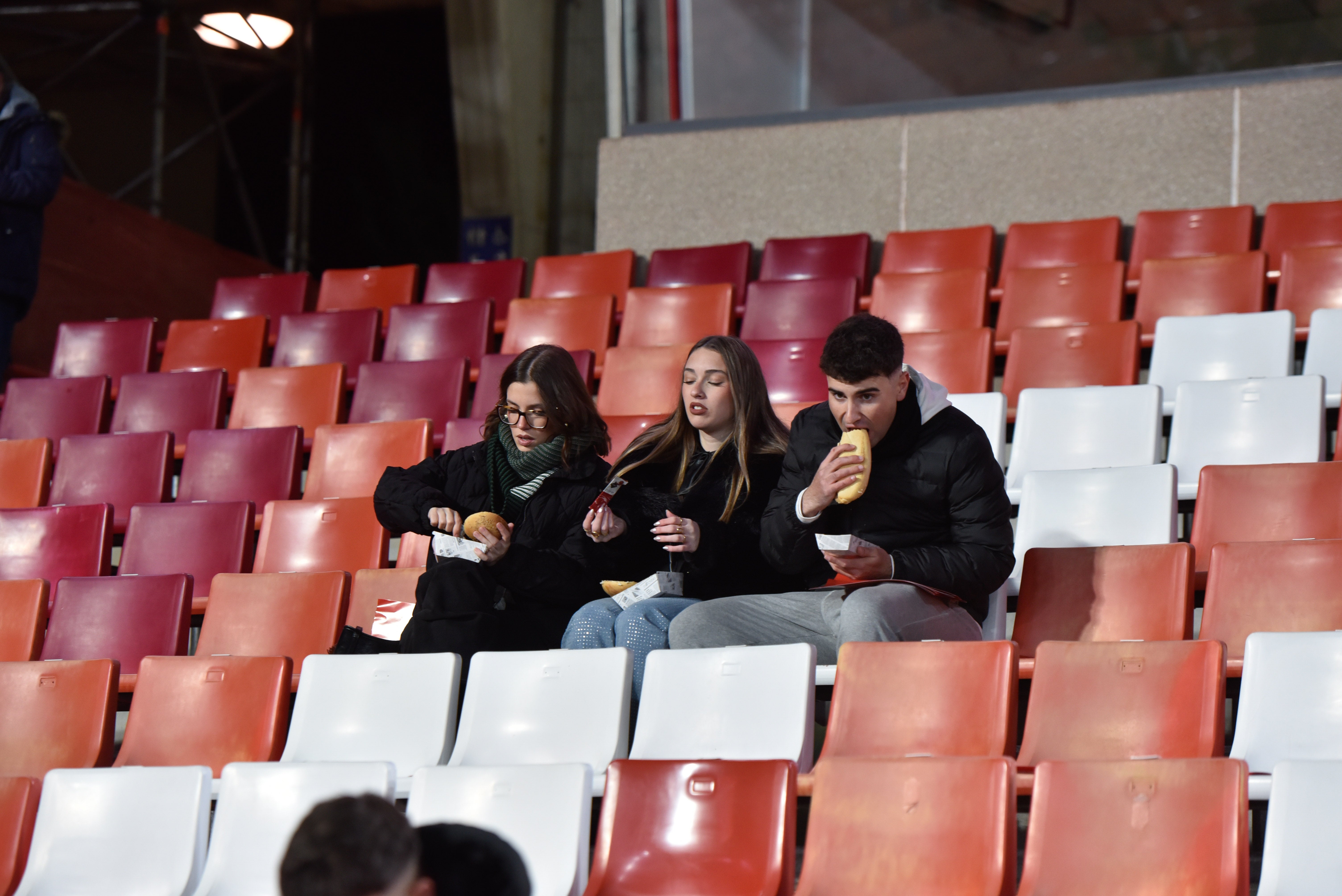 Búscate en la grada de Los Cármenes en el Granada-Córdoba