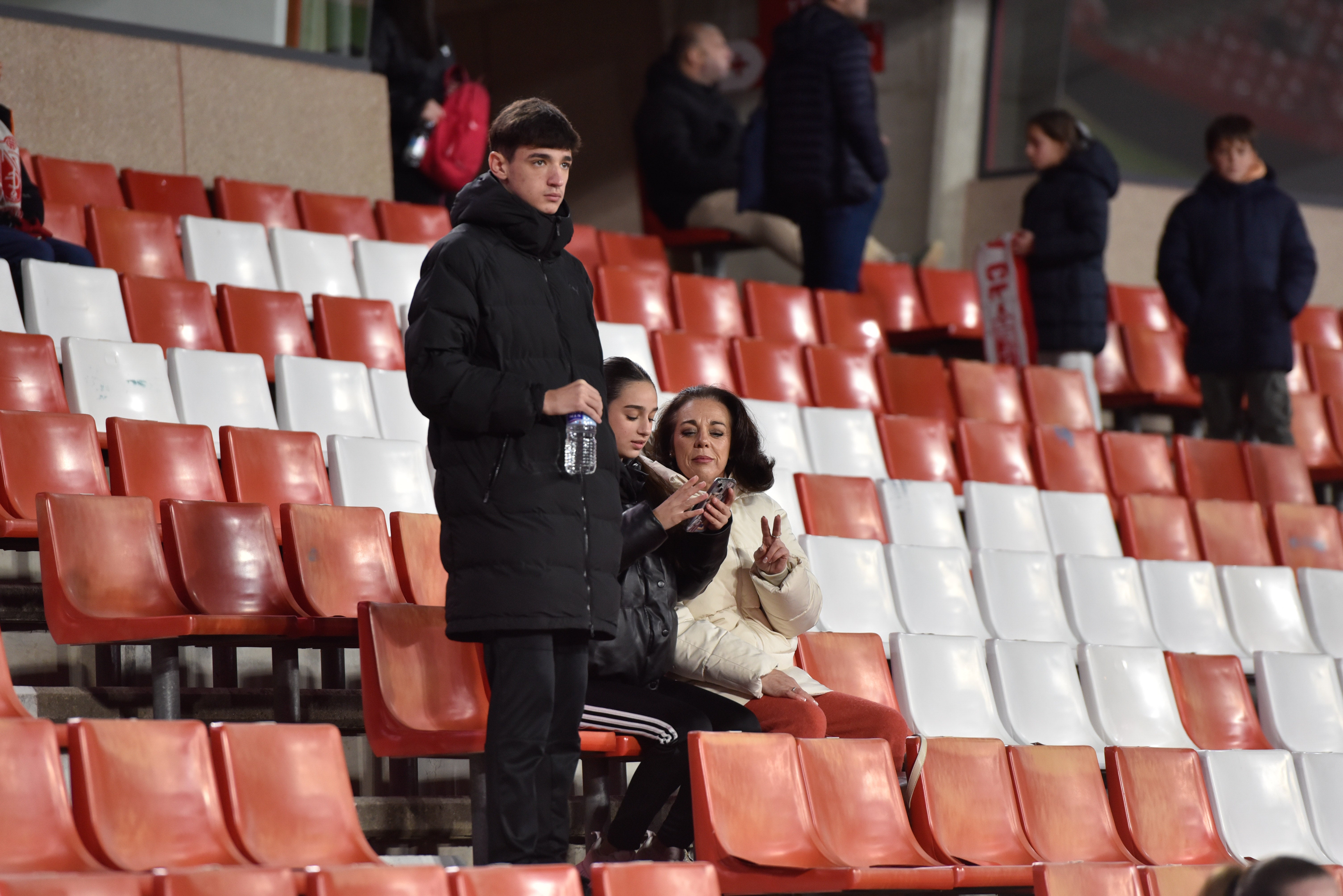 Búscate en la grada de Los Cármenes en el Granada-Córdoba
