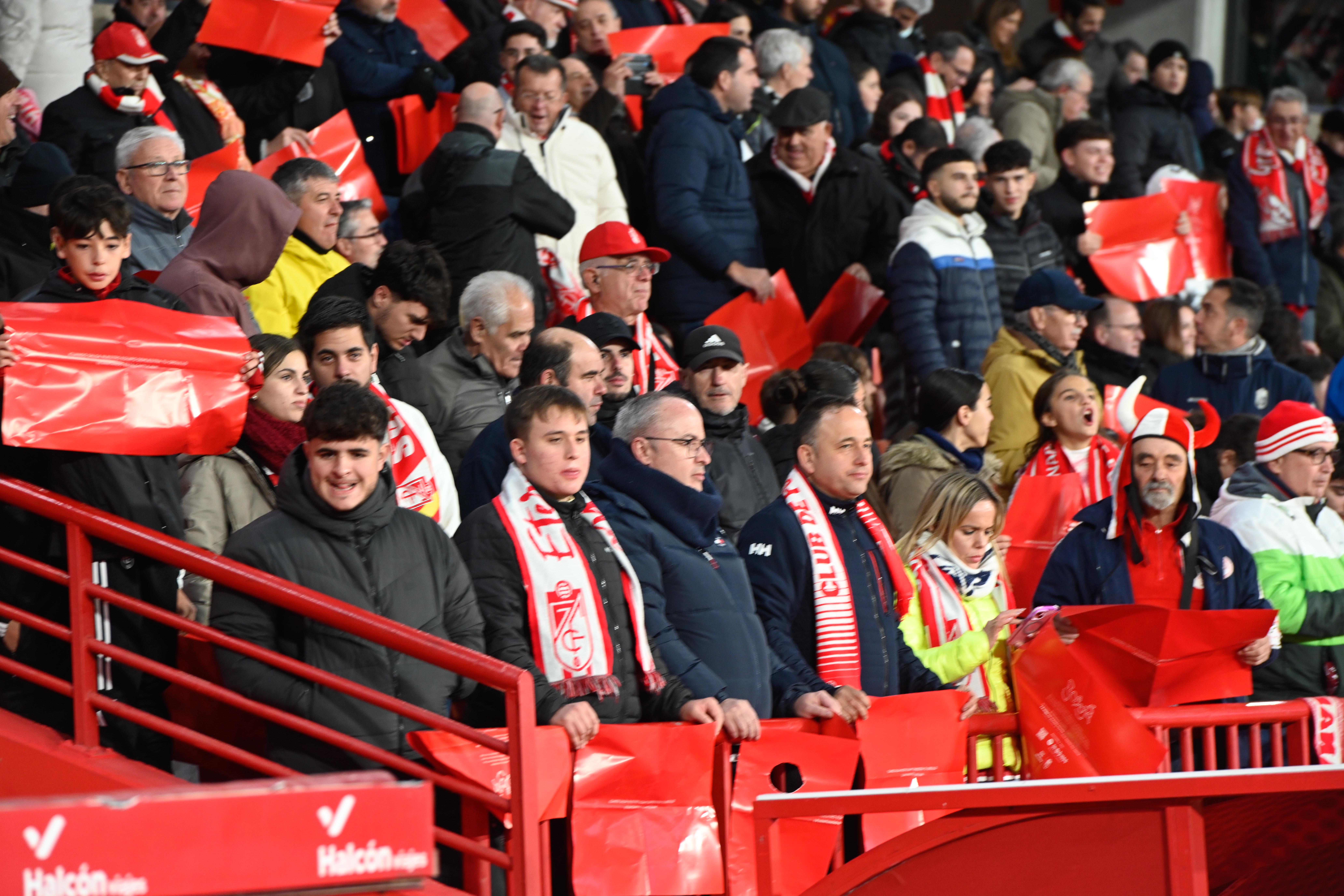 Búscate en la grada de Los Cármenes en el Granada-Córdoba