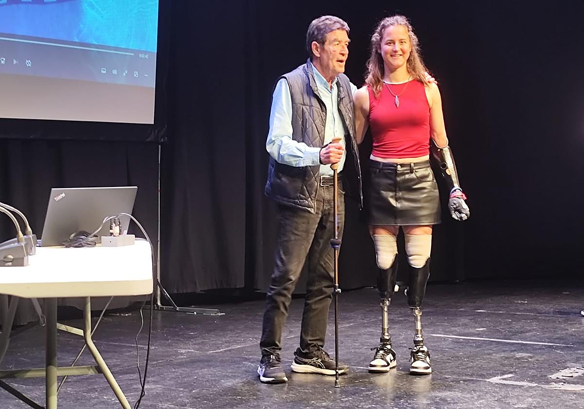 Emilio Calatayud, junto a la surfista Sarah Almagro.