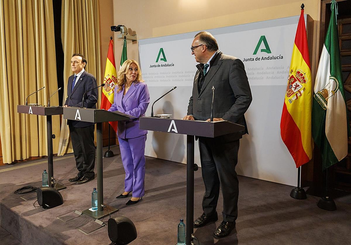 Arturo Bernal, a la derecha, junto a Carolina España y José Carlos Gómez Villamandos