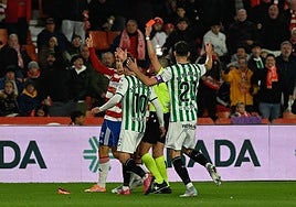 El colegiado madrileño Manuel Ángel Pérez muestra la roja durante el derbi a Isaac.