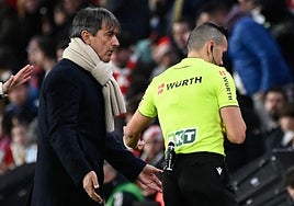 Pacheta pide explicaciones al árbitro al revisar la expulsión de Carlos Isaac.