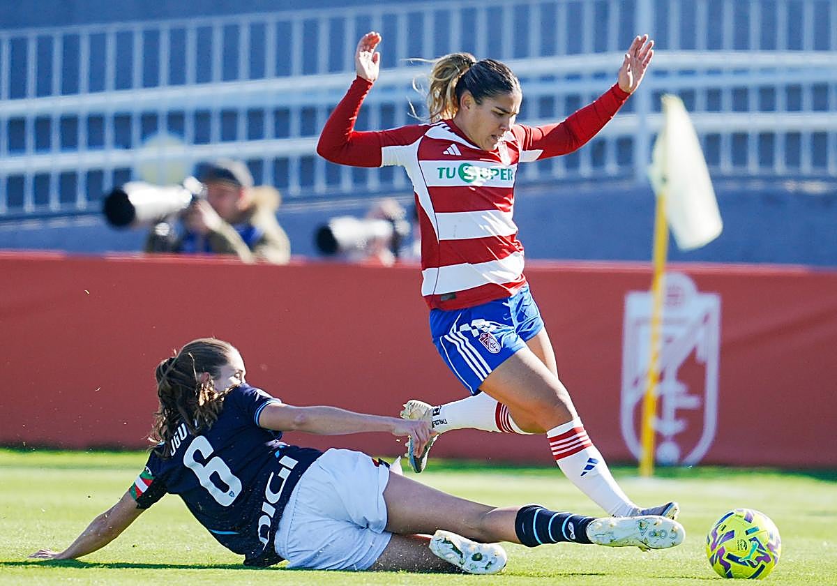 La rojiblanca Manoly Baquerizo sufre la entrada de Oguiza durante el partido.