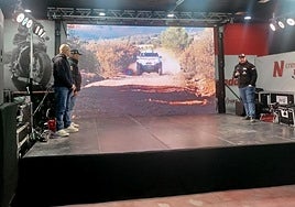 Los 'Raúl Ortiz', padre e hijo, presentan su vehículo para el Dakar 2026.
