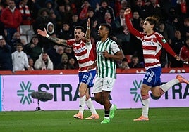 Sola y Pascual protestan.