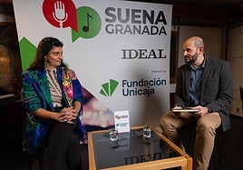 Jihan y José E. Cabrero, en el escenario de La Tertulia, durante el quinto Suena Granada.
