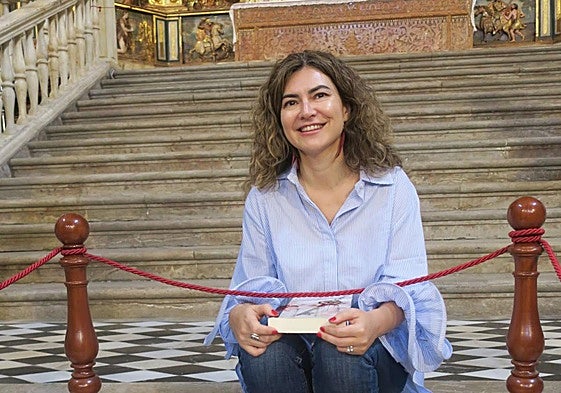 Susana Martín Gijón con su novela, ante la tumba del Gran Capitán, en San Jerónimo, uno de los escenarios