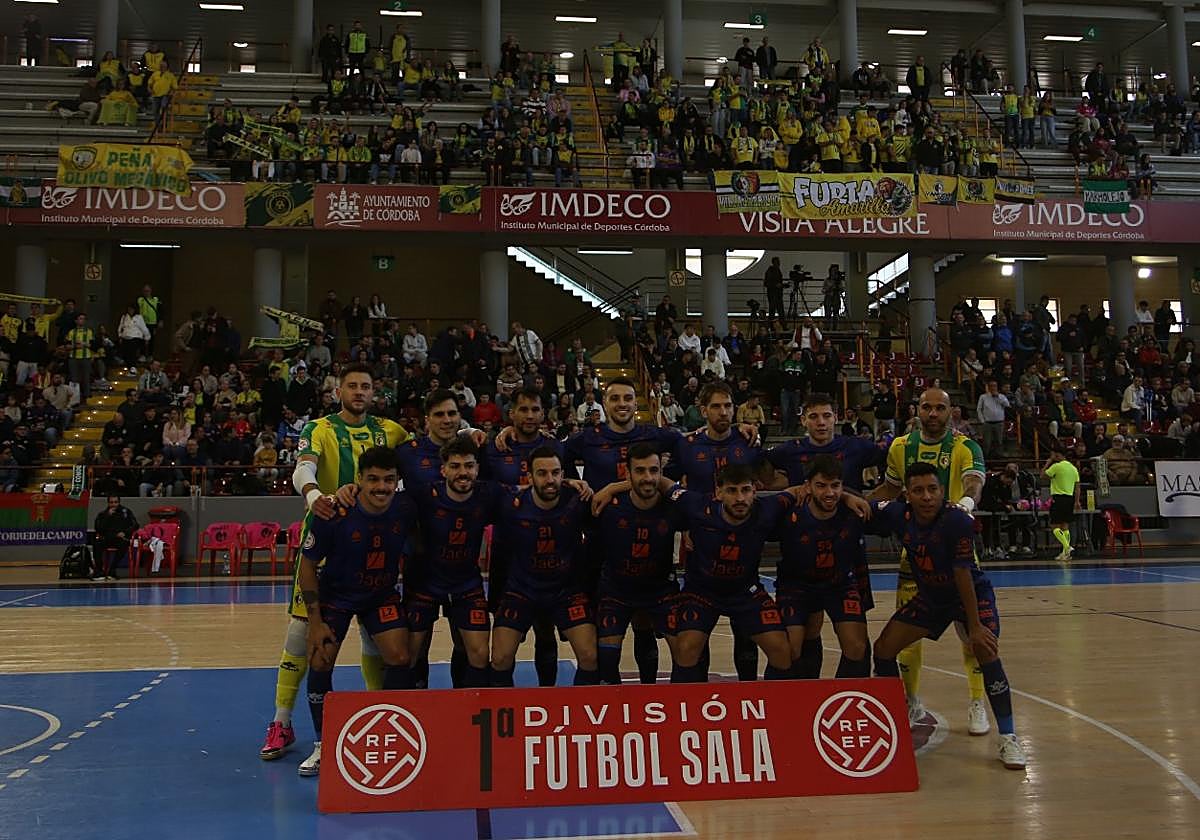 La plantilla del conjunto de la capital jienense posando con los aficionados desplazados justo detrás.